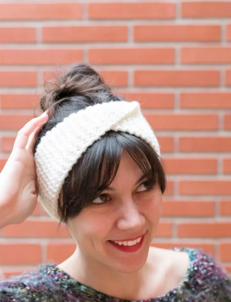 Повязка на голову спицами - схемы для начинающих с описанием вязания красивой повязки на голову для женщин и девочек