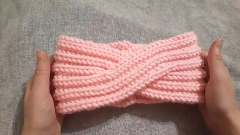 Повязка на голову спицами - схемы для начинающих с описанием вязания красивой повязки на голову для женщин и девочек