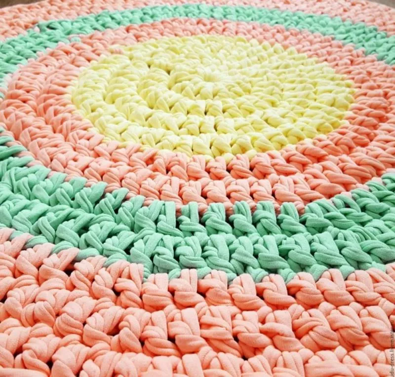 Коврик из трикотажной пряжи крючком - схемы для начинающих для вязания красивого прямоугольного, круглого, овального и квадратного коврика (133 фото)