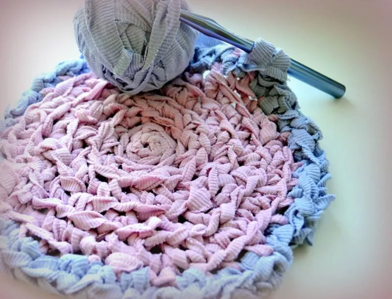 Коврик из трикотажной пряжи крючком - схемы для начинающих для вязания красивого прямоугольного, круглого, овального и квадратного коврика (133 фото)