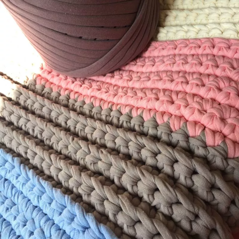 Коврик из трикотажной пряжи крючком - схемы для начинающих для вязания красивого прямоугольного, круглого, овального и квадратного коврика (133 фото)