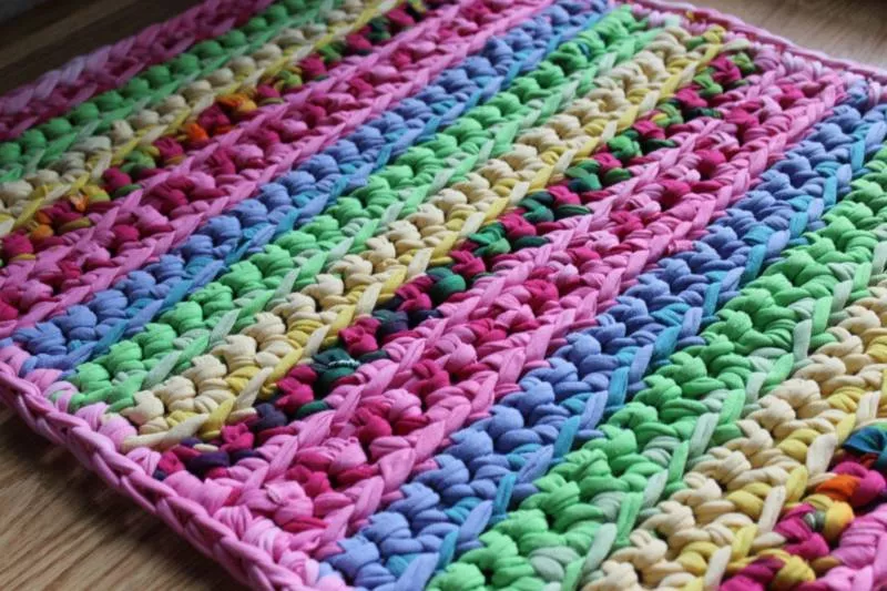 Коврик из трикотажной пряжи крючком - схемы для начинающих для вязания красивого прямоугольного, круглого, овального и квадратного коврика (133 фото)