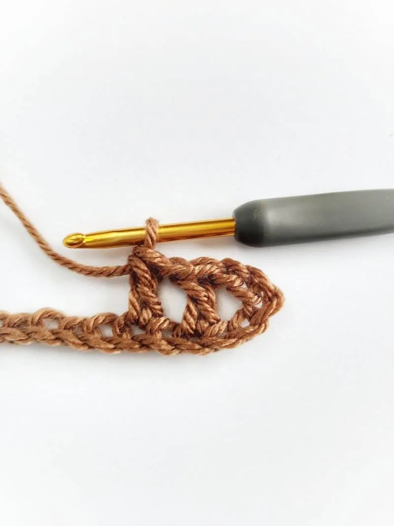 Сетка крючком - узоры и мастер-классы для начинающих и схемы с описанием вязания сетки крючком