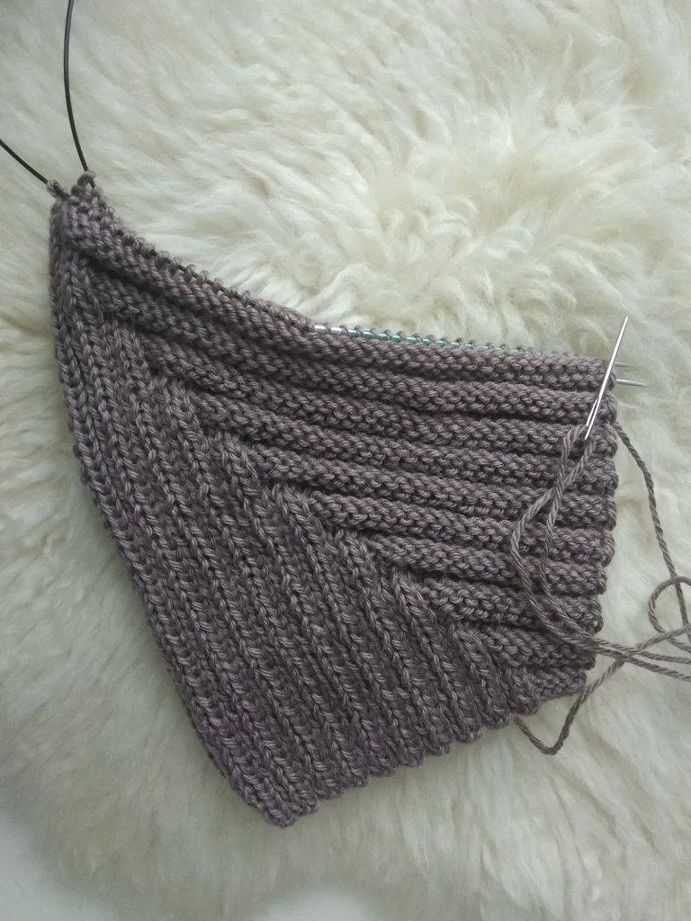 Шапочка эльф спицами - пошаговые мастер-классы для начинающих и схемы с описанием вязания детской шапочки эльф для новорожденных