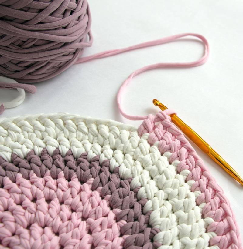 Коврик из трикотажной пряжи крючком - схемы для начинающих для вязания красивого прямоугольного, круглого, овального и квадратного коврика (133 фото)