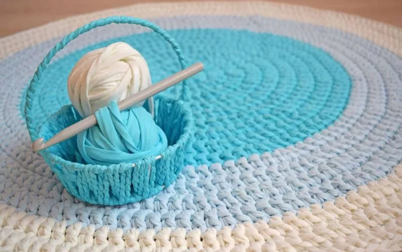 Коврик из трикотажной пряжи крючком - схемы для начинающих для вязания красивого прямоугольного, круглого, овального и квадратного коврика (133 фото)