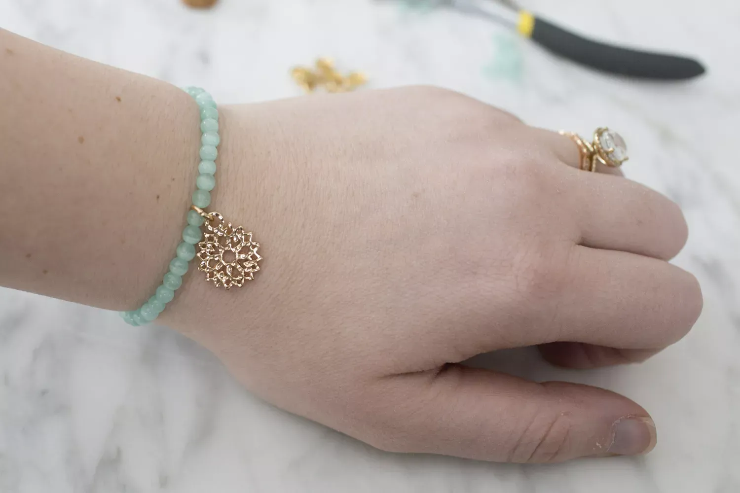 Украшения из бисера своими руками (156 фото): легкие мастер-классы и схемы для начинающих по простому плетению красивых украшений из бисера